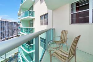 einen Balkon mit 2 Stühlen und einem Tisch in der Unterkunft 14#Stunning Beach Apt - Miami Te Espera- HOLLYWOOD in Hollywood