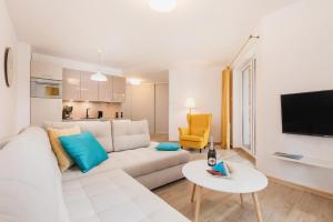 Televízia a/alebo spoločenská miestnosť v ubytovaní Grace Apartment I