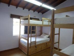 Voodi või voodid majutusasutuse Purple Monkey Hostel toas
