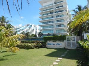 un grand immeuble d'appartements avec une cour devant dans l'établissement Edificio Morros Vitri, à Carthagène des Indes