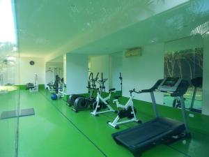 - une salle de sport dotée d'équipements de cardio-training et de murs verts dans l'établissement Edificio Morros Vitri, à Carthagène des Indes