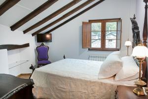 Un dormitorio con una gran cama blanca y una ventana en Apartamentos Casa Ramoncín, en A Pontenova