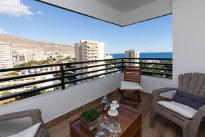 a living room with a balcony with a view of the ocean at Apartamento Ara in Aguadulce