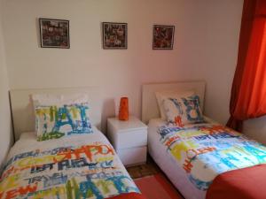 Ένα ή περισσότερα κρεβάτια σε δωμάτιο στο Apartamento S. João da Foz