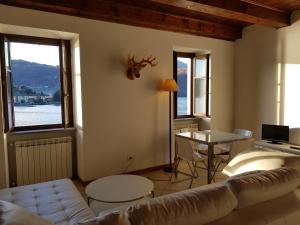 a living room with a couch and a table at Casa Vacanza Isola in Orta San Giulio