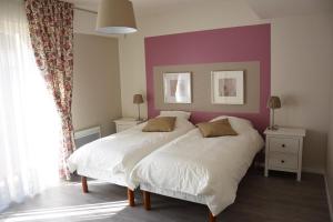 a bedroom with a large bed with a purple wall at Grand Appartement Vue Cathédrale in Metz