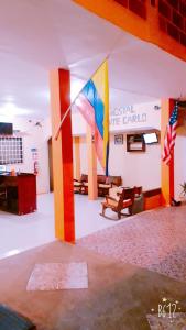 una stanza con due bandiere sul muro di un edificio di Hostal Montecarlos a Salinas