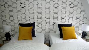 Cama ou camas em um quarto em ApartHostel Warszawa