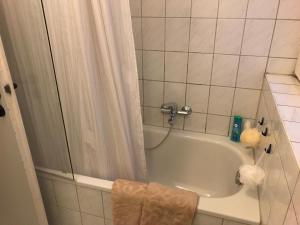 Phòng tắm tại 2 Zimmer Wohnung Wuppertal mit Terrasse