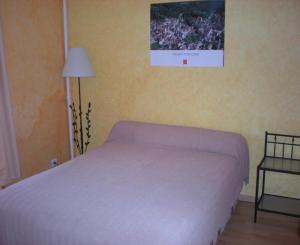 a bedroom with a bed and a picture of a crowd at Aux Quatre Vents in Saulieu