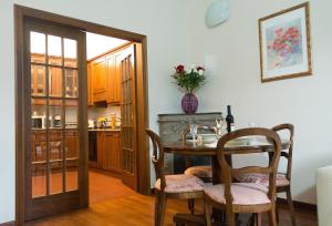 uma sala de jantar com mesa e cadeiras e uma cozinha em Luxury Fiesolana apartment em Florença