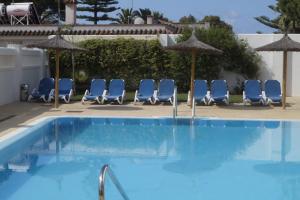 Бассейн в Hotel Marisma Sancti Petri или поблизости