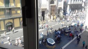 un grupo de personas caminando por una calle de la ciudad en Toledo Street B&b, en Nápoles