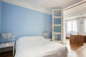 フィレンツェにあるCarmine Suiteの青いベッドルーム(ベッド1台、はしご付)