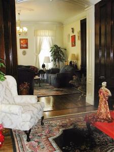 ein Wohnzimmer mit einem Sofa und einem Stuhl in der Unterkunft The Historic Mansion in New Haven