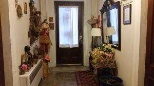 einen Flur mit einer schwarzen Tür und einem Spiegel in der Unterkunft The Historic Mansion in New Haven