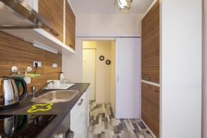Η κουζίνα ή μικρή κουζίνα στο Jazzy Sofia Downtown Apartment