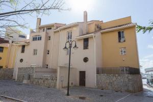 un edificio con una luz de la calle delante de él en Marina de Vilamoura Apart, en Vilamoura