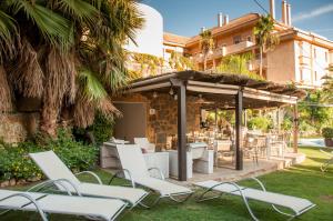 un patio con sillas y un bar en un edificio en Aloha Hill Club Apartment, en Marbella