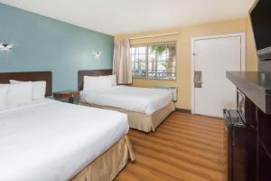 Ліжко або ліжка в номері Econo Lodge
