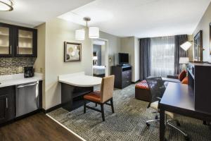 Mayfield HeightsにあるStaybridge Suites Cleveland Mayfield Heights Beachwood by IHGのホテルルーム(キッチン、リビングルーム付)