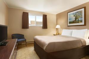 מיטה או מיטות בחדר ב-Travelodge by Wyndham Kenora