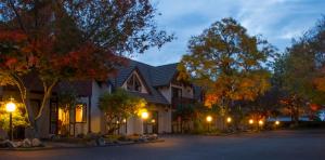 una casa grande con luces en una calle en Wylie Court Motor Lodge en Rotorua