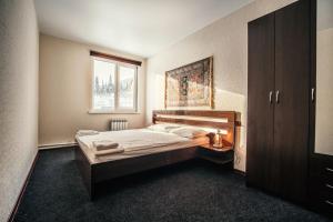 シェレゲシュにあるWestern Hotelのベッドルーム(ベッド1台、窓付)