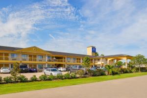 un hotel con auto parcheggiate in un parcheggio di Americas Best Value Inn & Suites Waller/Prairie View a Waller