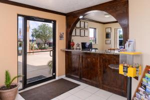 una hall con porta che conduce a un patio di Americas Best Value Inn & Suites Waller/Prairie View a Waller