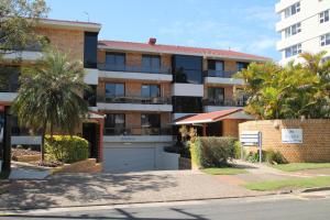 un condominio con un garage di fronte di La Mer Holiday Apartments a Mooloolaba