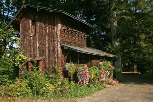 an old house with flowers in front of it at Hôtel Restaurant Ar Milin-Logis hôtels in Châteaubourg