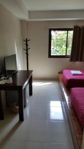 Postel nebo postele na pokoji v ubytování Yellow House Rayong