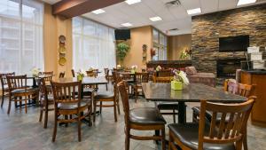 Restoranas ar kita vieta pavalgyti apgyvendinimo įstaigoje Best Western Plus Chateau Inn Sylvan Lake