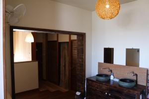 La salle de bains est pourvue de 2 lavabos et d'un miroir. dans l'établissement Guesthouse Asibina, à Ishigaki