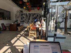 un computer portatile seduto su un tavolo in un ristorante di The Museum a Kathmandu Altre 37 foto