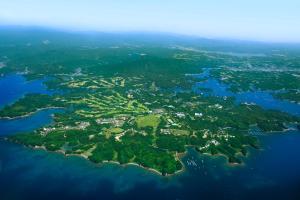 志摩的住宿－納姆度假酒店，水面上岛屿的空中景观
