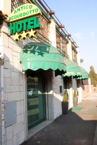 un hôtel avec un auvent vert sur un bâtiment dans l'établissement Hotel Antico Acquedotto, à Rome