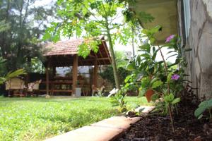 een tuin met een tuinhuisje in een tuin bij Airport Green Hotel in Katunayaka