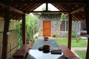 um pátio exterior com uma mesa de madeira e uma porta em Airport Green Hotel em Katunayaka