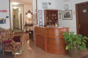 un salón con un bar de madera en una habitación en Hotel Antico Acquedotto, en Roma