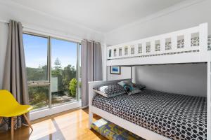 - une chambre avec des lits superposés et une grande fenêtre dans l'établissement L'Ciabot - Seaview Tranquility at Rye Beach, à Rye