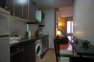 cocina con lavadora y lavadora en ApartEasy - Montjuïc & Fira, en Barcelona