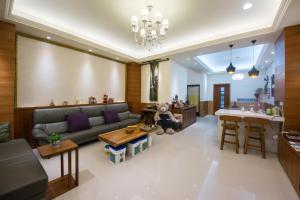 Il comprend un salon avec un canapé et une cuisine. dans l'établissement Tu Wei 192 Homestay, à Zhuangwei