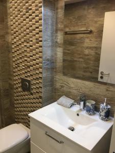 bagno con lavandino bianco e servizi igienici di Apartments in Leafy Suburb a Kehrsatz