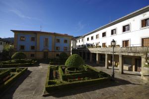una vista del patio de un edificio en Casa Rural Maialde, en Elgeta