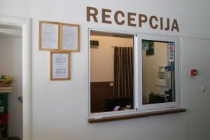 ein Fenster in einem Zimmer mit Registrierzeichen an der Wand in der Unterkunft Aparthotel Park in Brčko