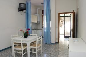 - une cuisine et une salle à manger avec une table et des chaises dans l'établissement Residence Le Villette, à Ravello