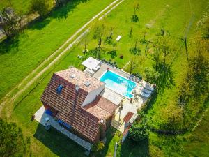 Гледка от птичи поглед на Villa Romansa near Split- heated pool peace, bbq