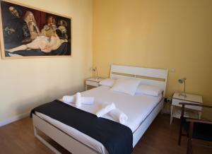 マドリードにあるFor You Rentals Chueca Apartment SON1のベッドルーム1室(ベッド1台付)が備わります。壁には絵画が飾られています。
